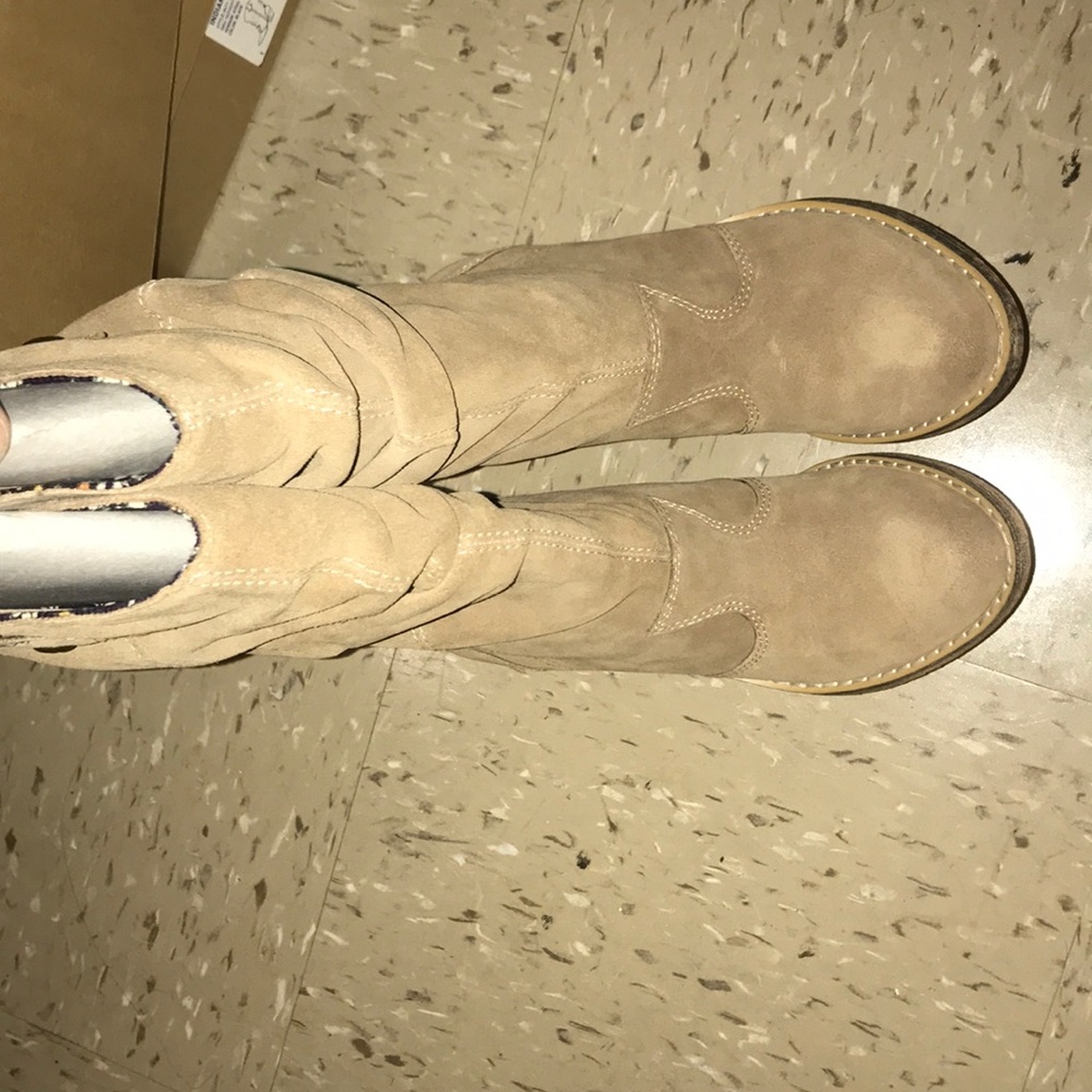 Brand new in box AE women’s suede heeled boots